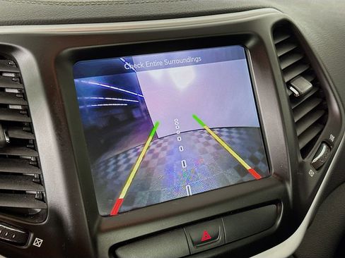 Used 2018 Jeep Cherokee Latitude Plus w/ Comfort/Convenience Group image 15