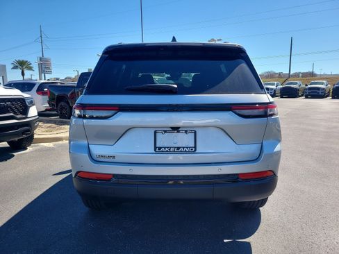 New 2025 Jeep Grand Cherokee Altitude image 7