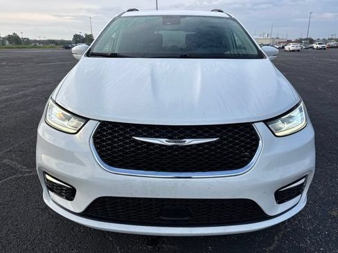 Used 2022 Chrysler Pacifica Touring-L AWD/4WD image 2