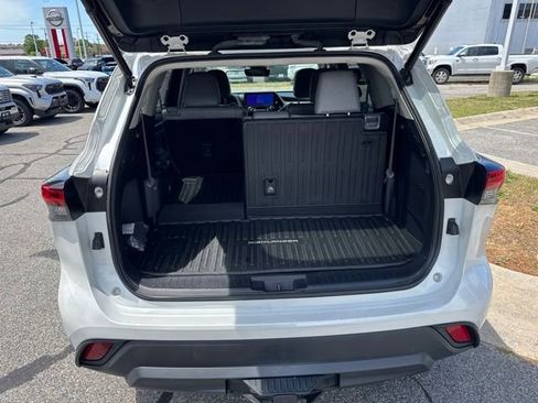 Used 2023 Toyota Highlander XLE AWD/4WD image 11
