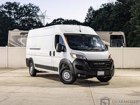 Used 2025 RAM ProMaster 2500 w/ Convenience Group FWD image 3