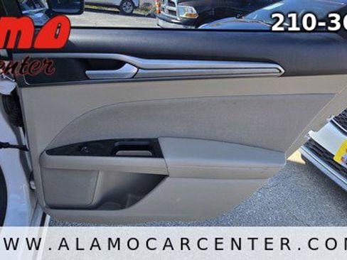 Used 2017 Ford Fusion SE image 26