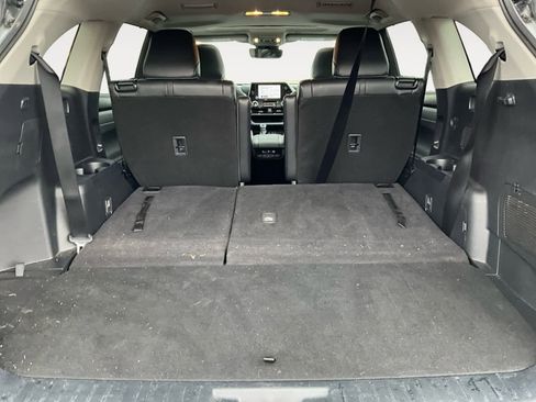 Used 2024 Toyota Highlander XLE image 32