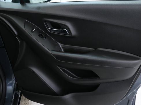 Certified 2022 Chevrolet Trax LT w/ LT Convenience Package image 33