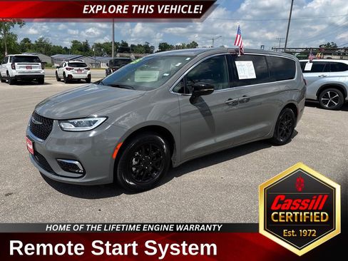 Used 2025 Chrysler Pacifica Select FWD image 1