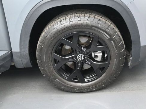 Used 2024 Volkswagen Atlas Peak Edition SE AWD/4WD image 39