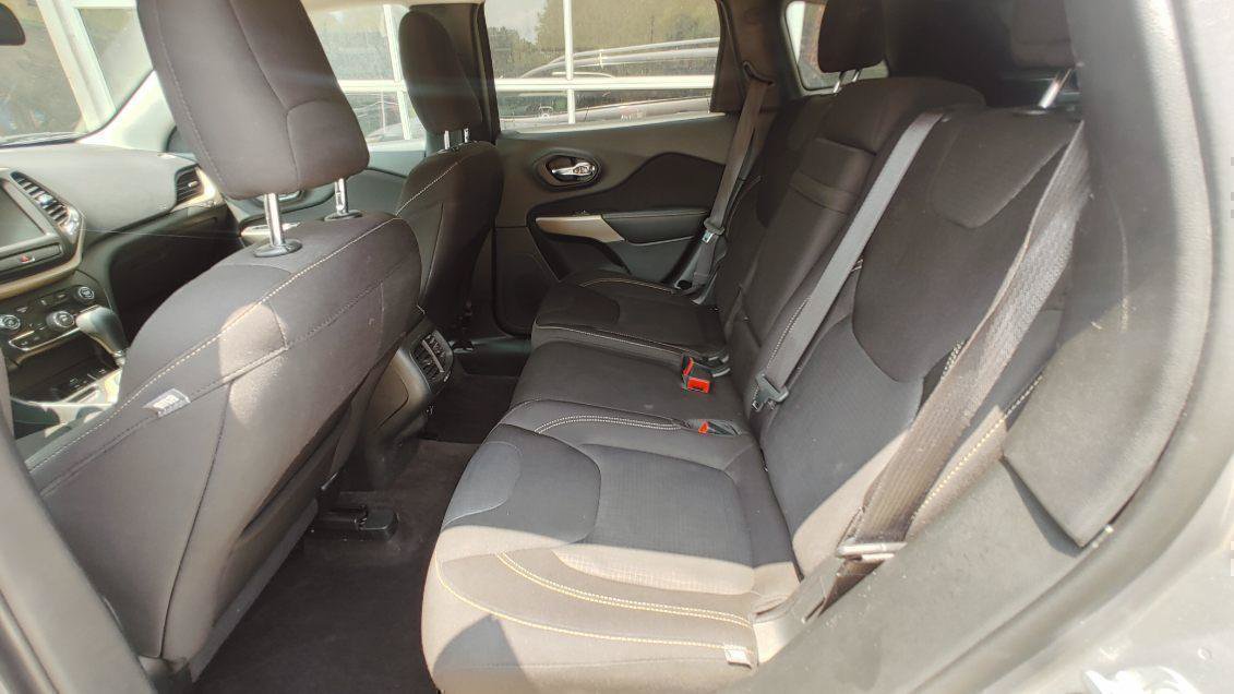 Used 2017 Jeep Cherokee Latitude w/ Comfort & Sound Group FWD image 9
