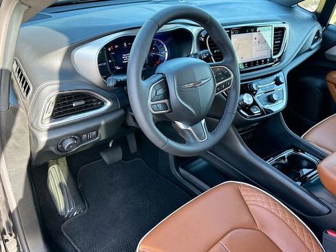 Used 2025 Chrysler Pacifica Pinnacle FWD image 9