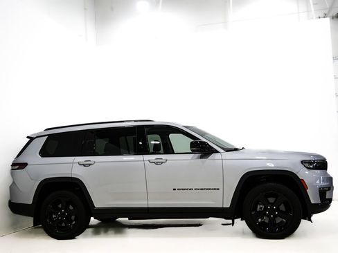 Used 2023 Jeep Grand Cherokee L Limited w/ Black Appearance Package AWD/4WD image 5