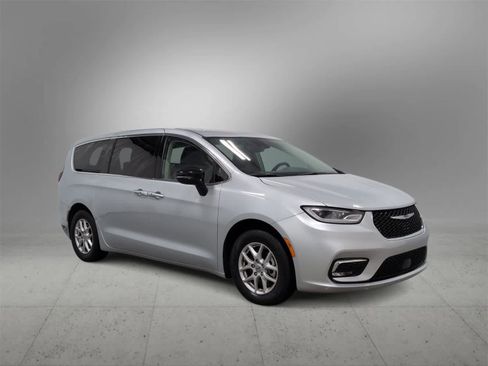 Certified 2024 Chrysler Pacifica Touring-L image 2