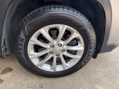 Used 2020 Jeep Cherokee Latitude FWD image 21