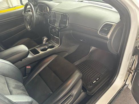 Used 2019 Jeep Grand Cherokee Laredo w/ Laredo X Package RWD image 35