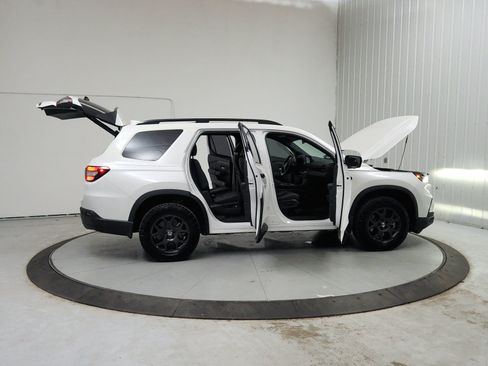Used 2025 Honda Pilot TrailSport image 17