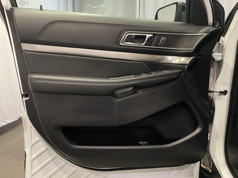 Used 2018 Ford Explorer XLT w/ Equipment Group 201A AWD/4WD image 12