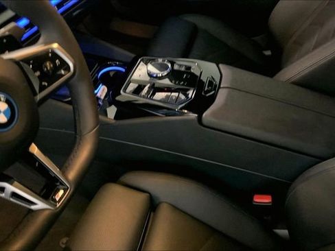 Used 2025 BMW 550e xDrive w/ Executive Package image 8