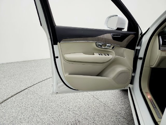 Certified 2025 Volvo XC90 T8 Ultra w/ Protection Package AWD/4WD image 30