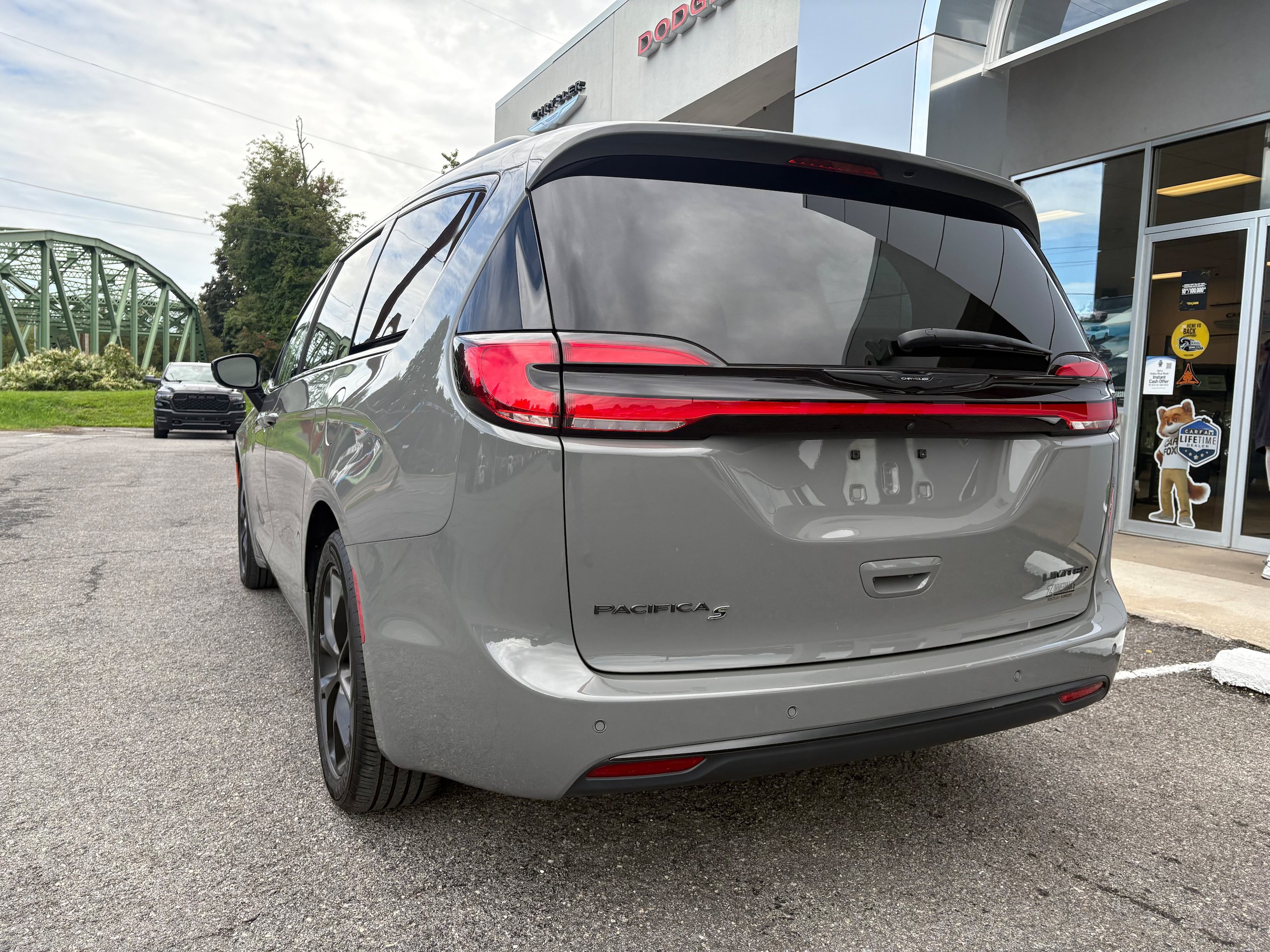 Certified 2025 Chrysler Pacifica Limited FWD image 9