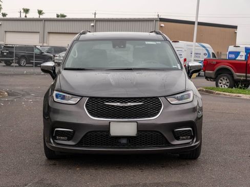 Used 2023 Chrysler Pacifica Limited FWD image 2