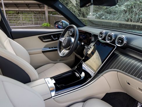 Used 2025 Mercedes-Benz GLC 350e 4MATIC image 51