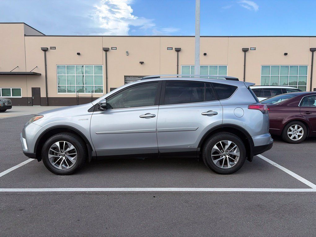 Used 2018 Toyota RAV4 XLE w/ Convenience Package AWD/4WD image 4