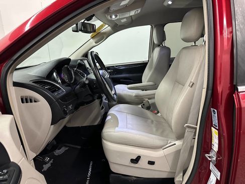 Used 2015 Chrysler Town & Country Touring-L w/ Driver Convenience Group image 9