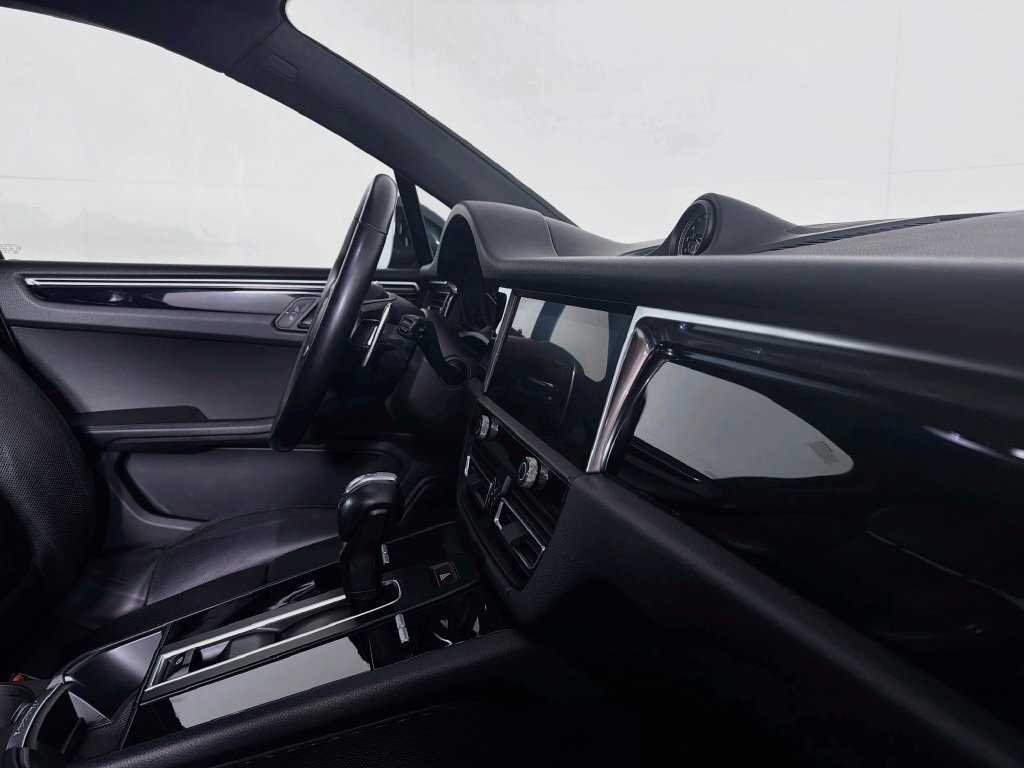 Certified 2023 Porsche Macan AWD/4WD image 31