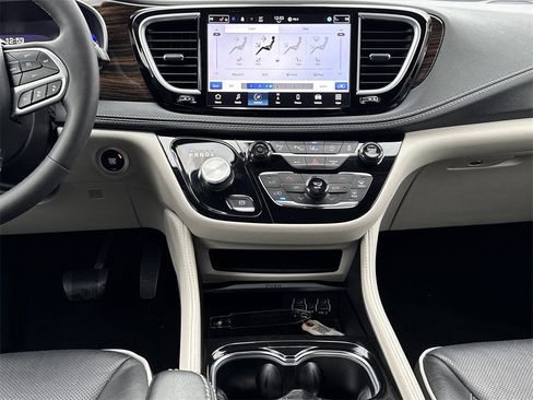 Used 2023 Chrysler Pacifica Limited image 10