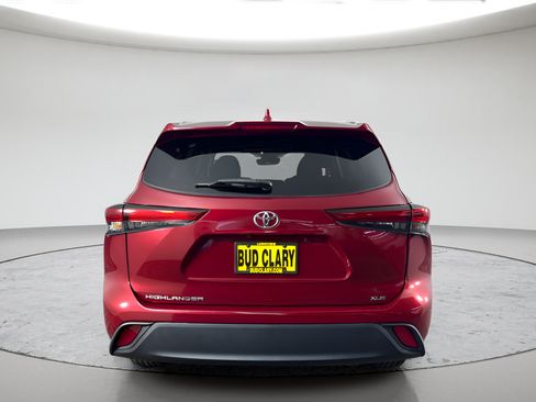 Used 2023 Toyota Highlander XLE FWD image 4