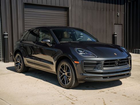 Certified 2025 Porsche Macan image 7
