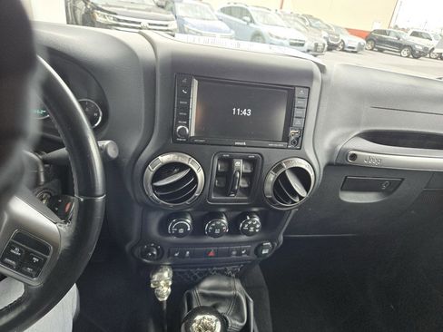 Used 2018 Jeep Wrangler Unlimited Sahara image 15