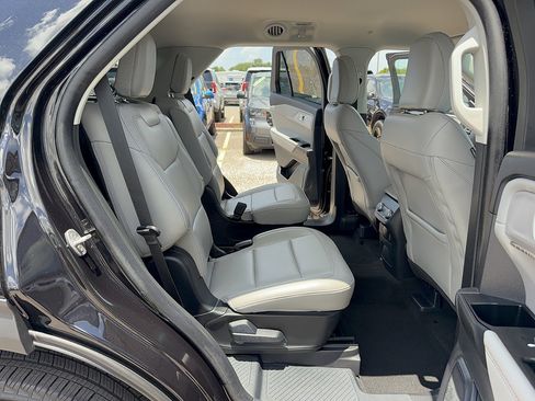 Certified 2025 Ford Explorer Active w/ Active Comfort Package AWD/4WD image 15