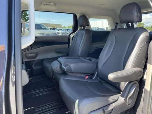 Used 2026 Kia Carnival FWD image 3