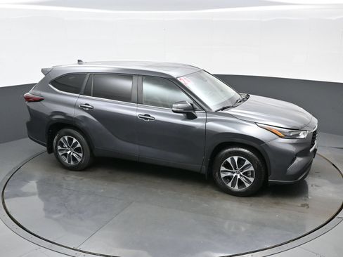 Used 2024 Toyota Highlander XLE AWD/4WD image 42