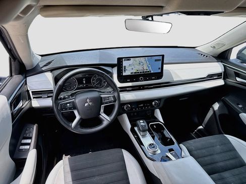Used 2025 Mitsubishi Outlander SE FWD image 24