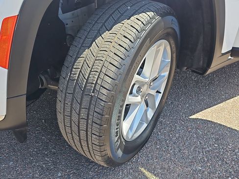 Used 2023 Jeep Grand Cherokee L Laredo image 30