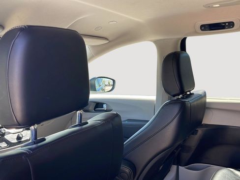 Used 2023 Chrysler Pacifica Touring-L FWD image 18