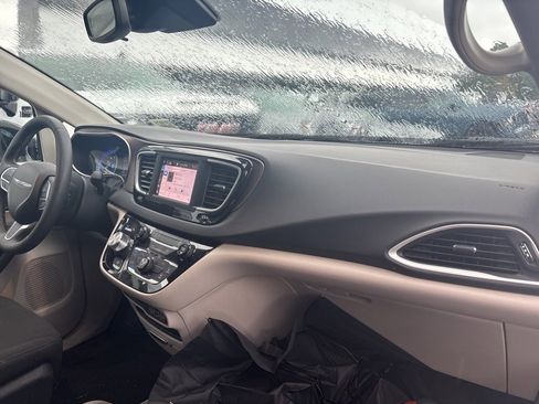 Used 2024 Chrysler Voyager LX image 15