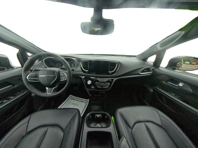 Used 2025 Chrysler Pacifica Select FWD image 35