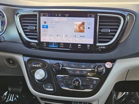 Used 2023 Chrysler Pacifica Touring-L FWD image 17