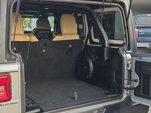 Used 2018 Jeep Wrangler Unlimited Sahara AWD/4WD image 9