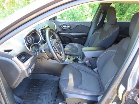 Used 2017 Jeep Cherokee Latitude w/ Comfort/Convenience Group AWD/4WD image 23