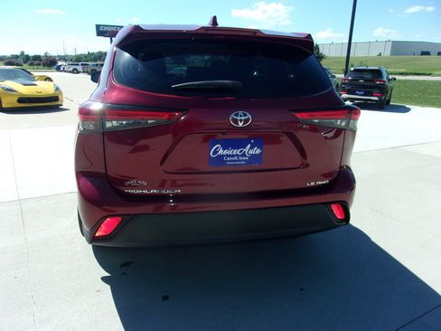 Used 2020 Toyota Highlander LE AWD/4WD image 4