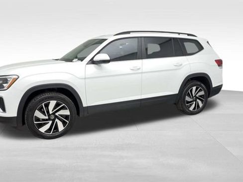 Certified 2025 Volkswagen Atlas SE image 8