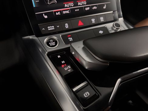 Used 2022 Audi e-tron Premium w/ Convenience Plus Package AWD/4WD image 25