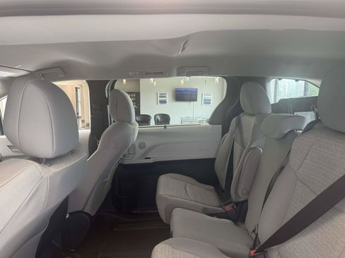 Used 2026 Toyota Sienna LE FWD image 11