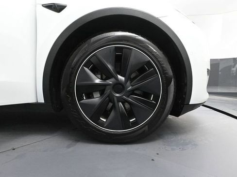 Used 2022 Tesla Model Y Long Range image 14