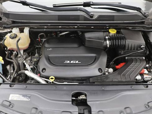 Used 2018 Chrysler Pacifica Touring-L image 27