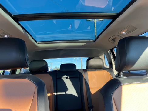 Used 2018 Volkswagen Tiguan SE w/ Panoramic Sunroof Package FWD image 17