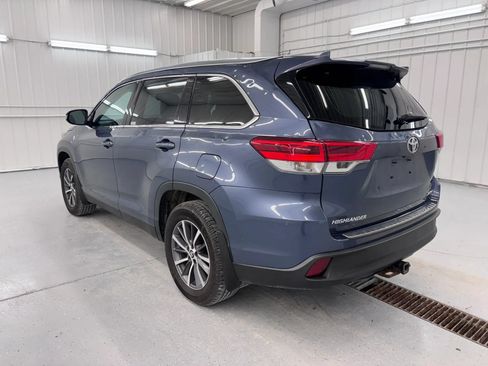 Used 2019 Toyota Highlander XLE AWD/4WD image 4
