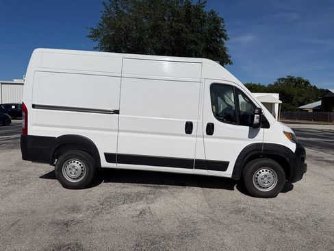 Used 2024 RAM ProMaster 2500 w/ Convenience Group FWD image 9